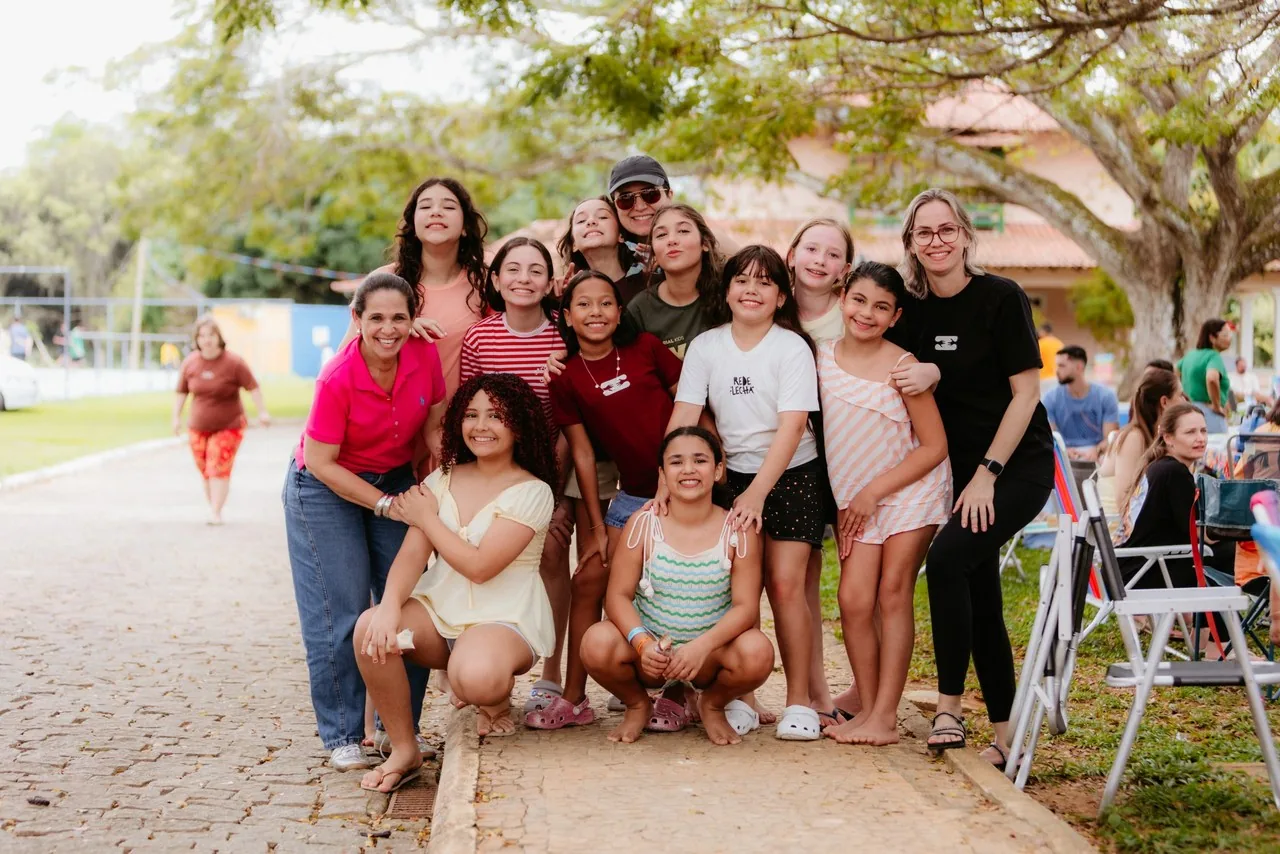 Crianças e adultos reunidos para uma fotografia no encontro da Memorial