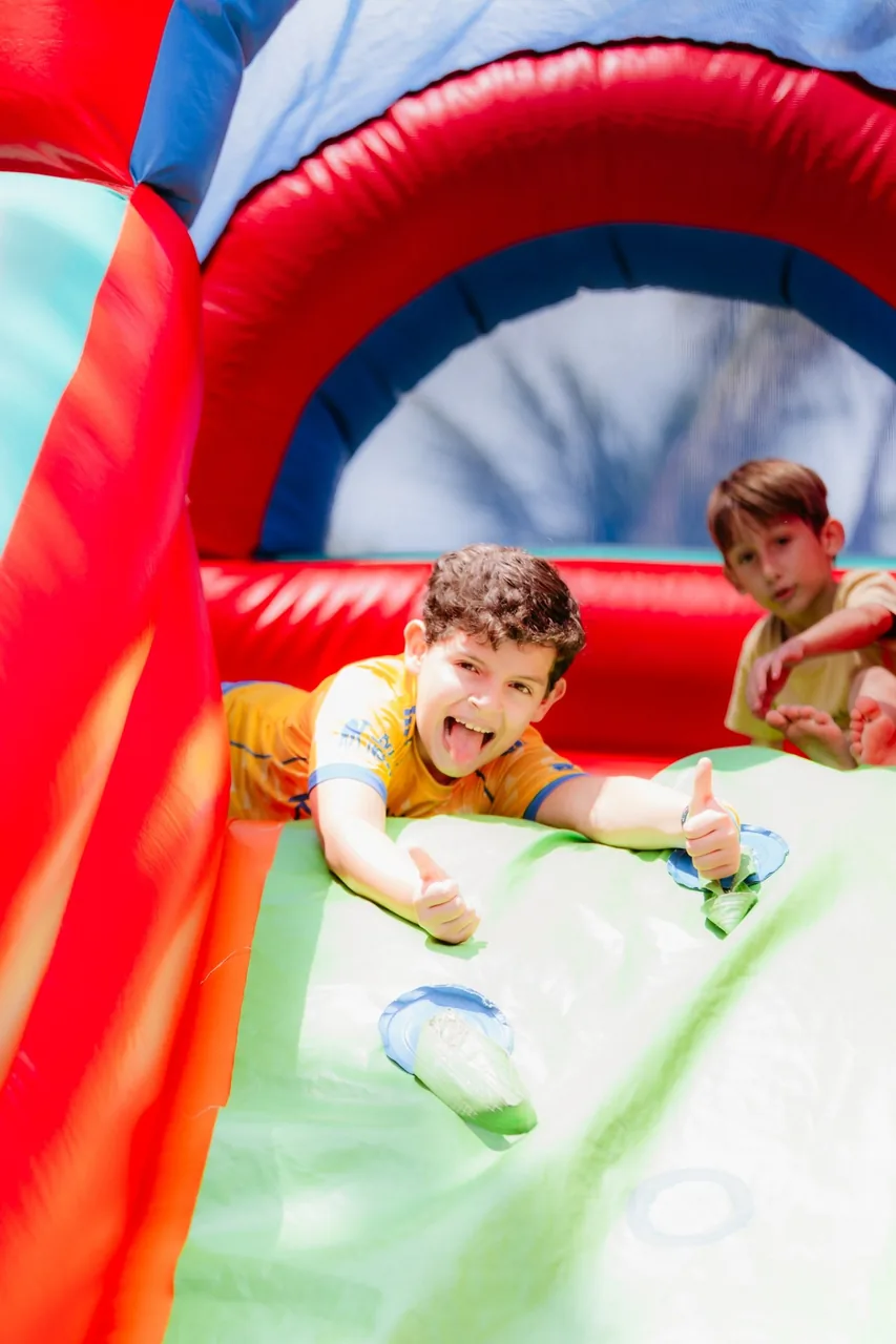 Crianças brincando na Festa das Células e Batismos da Memorial